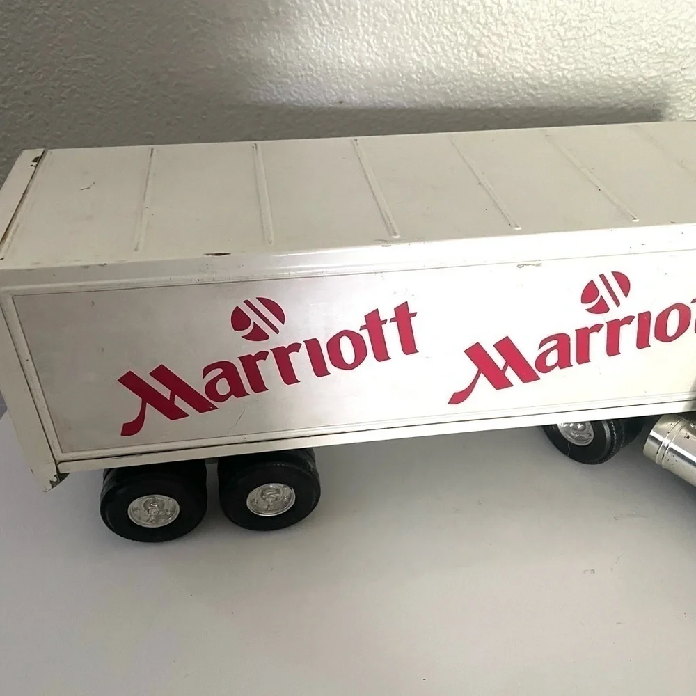 MARRIOTT TRACTOR TRAILER 1/25 SCALE, TRACTOR 1960 ERA INTERNATIONAL